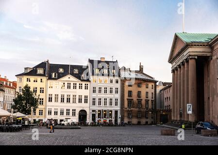 Copenhagen, Danimarca - 26 agosto 2019: Piazza Nytorv con negozi, ristoranti e gente intorno nel centro di Copenhagen, Danimarca Foto Stock