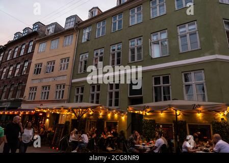 Copenhagen, Danimarca - 26 agosto 2019: Strada con terrazze di ristoranti e bar pieni di gente nel centro di Copenhagen, Danimarca Foto Stock