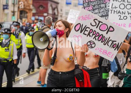 Londra, Regno Unito. 09 settembre 2020. Londra, Regno Unito. I membri del gruppo della campagna ambientale Extinction Rebellion organizzano una protesta all'interno di una vetrina per protestare contro l'industria della moda in H&M a Oxford Street nel centro di Londra. Photo credit: Ioannis Alexopoulos/Alamy Live News Foto Stock
