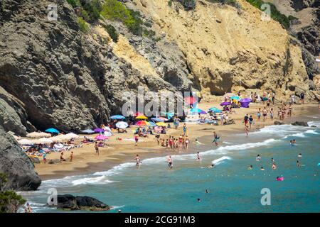 Stock picture datata luglio 2020 di Agua Blanca spiaggia sull'isola spagnola di Ibiza presso il Mar Mediterraneo. Si trova nel comune di Santa Eulˆria des Riu e si trova a 6.4 miglia a nord est della città di Santa Eulˆria des Riu. Foto Stock