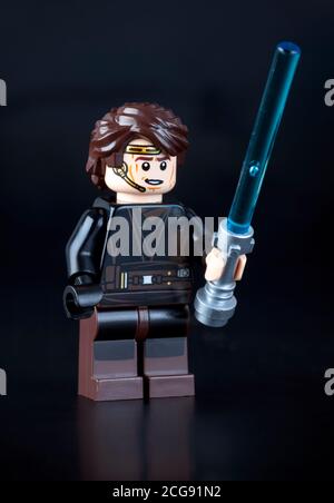 Tambov, Federazione Russa - 21 Giugno 2014 Lego Anakin Skywalker Minifedice con spada laser su sfondo nero. Scatto in studio. Foto Stock