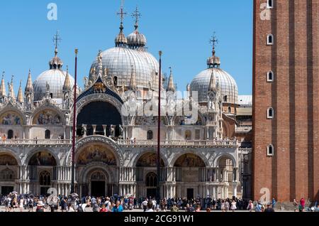 Venedig, Markusplatz (Piazza San Marco), Markusdom (Basilica di San Marco), Westfassade mit Campanile Foto Stock