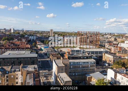 Skyline di Londra, Inghilterra, Regno Unito visto da Tower Hamlets con un grande distributore di benzina prominente. Foto Stock