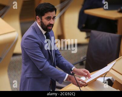 Il segretario alla giustizia Humza Yousaf durante un dibattito sul crimine di odio e sul disegno di legge sull'ordine pubblico al Parlamento scozzese di Edimburgo. Foto Stock