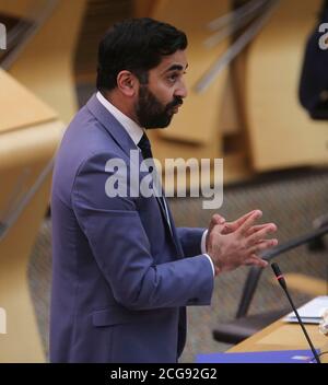 Il segretario alla giustizia Humza Yousaf durante un dibattito sul crimine di odio e sul disegno di legge sull'ordine pubblico al Parlamento scozzese di Edimburgo. Foto Stock