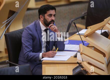 Il segretario alla giustizia Humza Yousaf durante un dibattito sul crimine di odio e sul disegno di legge sull'ordine pubblico al Parlamento scozzese di Edimburgo. Foto Stock