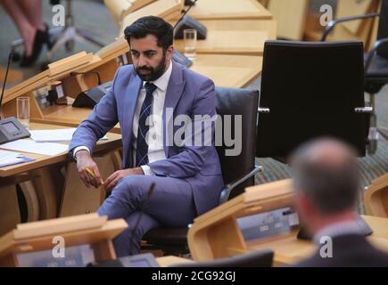 Il segretario alla giustizia Humza Yousaf durante un dibattito sul crimine di odio e sul disegno di legge sull'ordine pubblico al Parlamento scozzese di Edimburgo. Foto Stock