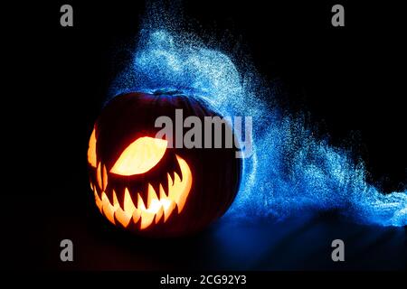 lanterna di halloween realizzata con zucca intagliata. puntate le luci sullo sfondo nero. Foto Stock