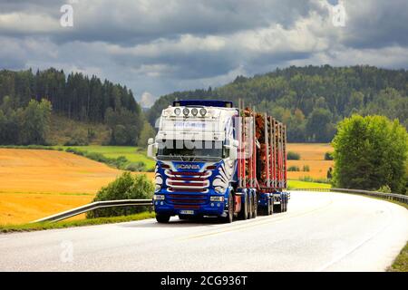 Il camion di tronchi Scania personalizzato di Kuljetusliike Niko Gustafsson tira il carico di tronchi in salita in autostrada in caso di pioggia. Salo, Finlandia. 4 settembre 2020. Foto Stock