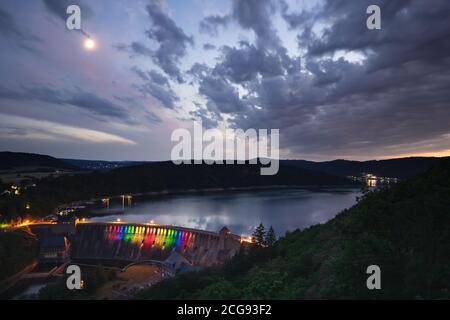 Vista dal punto di vista chiamato Kleine Kanzel sul lago tedesco Edersee al tramonto Foto Stock