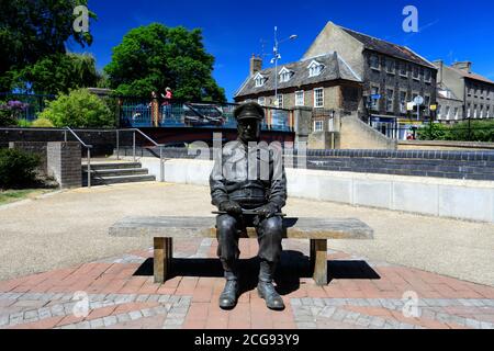 La statua in bronzo in onore del Capitano Mainwaring interpretata dall'attore Arthur Lowe della serie televisiva Dad's Army. La serie è stata girata a Thetf Foto Stock