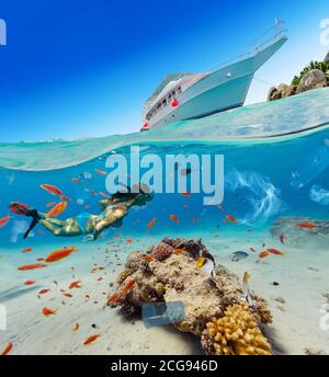 Giovane donna snorkeling, concetto di problema globale con rifiuti di plastica galleggianti negli oceani. Foto Stock