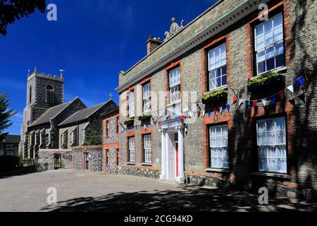 Kings House e St Peters Parish Church, Thetford Town, Norfolk, Inghilterra, Regno Unito Foto Stock