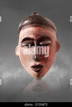 Maschera tribale africana cerimoniale, maschera tribale tradizionale in legno. Foto Stock