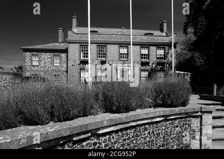 Kings House e St Peters Parish Church, Thetford Town, Norfolk, Inghilterra, Regno Unito Foto Stock