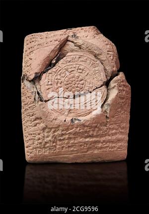 Tavoletta di argilla cuneiforme ittita, Hattusa, Regno di Hittite 1600-1200 a.C., Museo Archeologico di Bogazkale, Turchia. Sfondo nero Foto Stock