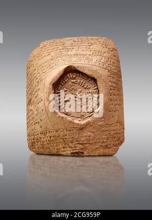 Tavoletta di argilla cuneiforme ittita, Hattusa, Regno di Hittite 1600-1200 a.C., Museo Archeologico di Bogazkale, Turchia. Sfondo grigio Foto Stock