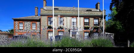 Kings House e St Peters Parish Church, Thetford Town, Norfolk, Inghilterra, Regno Unito Foto Stock