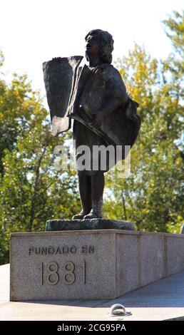 Statua di bronzo di un Diario Palentino venditore di giornali in Al centro di una rotatoria accanto al Puente de Hierro Palencia Castiglia e Leon Spagna Foto Stock