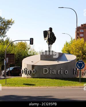 Statua di bronzo di un Diario Palentino venditore di giornali in Al centro di una rotatoria accanto al Puente de Hierro Palencia Castiglia e Leon Spagna Foto Stock