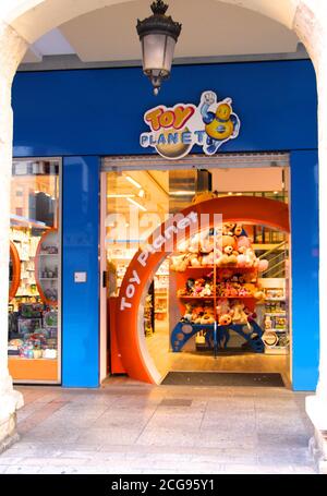 Toy Planet negozio vetrina sotto arco coperto pedonale commerciale Strada principale nel centro di Palencia Castiglia e Leon Spagna Foto Stock
