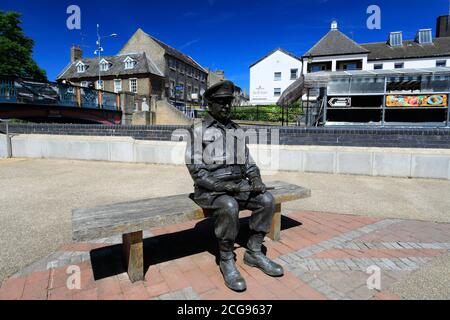 La statua in bronzo in onore del Capitano Mainwaring interpretata dall'attore Arthur Lowe della serie televisiva Dad's Army. La serie è stata girata a Thetf Foto Stock