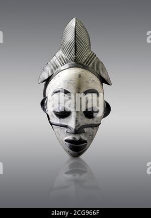 Maschera tribale africana cerimoniale, maschera tribale tradizionale in legno. Foto Stock