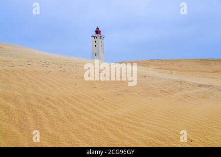 Faro di Rubjerg Knude / Rubjerg Knude Fyr circondato da dune di sabbia lungo la costa del Mare del Nord, comune dello Jutland di Hjørring, Danimarca Foto Stock