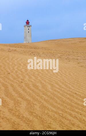 Faro di Rubjerg Knude / Rubjerg Knude Fyr circondato da dune di sabbia lungo la costa del Mare del Nord, comune dello Jutland di Hjørring, Danimarca Foto Stock