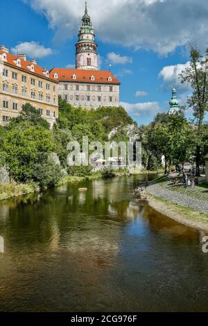 Il Castello di Krumlov (dotate di Round Tower) e Moldava (Moldau) River, Cesky Krumlov, Repubblica Ceca Foto Stock