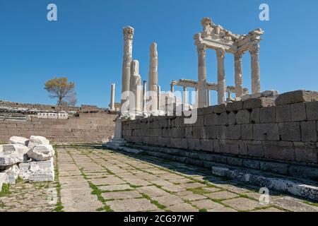 L'Acropoli di Bergama. Tempio di Traiano e archi nelle rovine dell'antica città di Pergamon (Bergama), Smirne, Turchia. Foto Stock