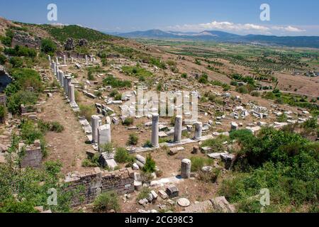 L'Acropoli di Bergama. Tempio di Traiano e archi nelle rovine dell'antica città di Pergamon (Bergama), Smirne, Turchia. Foto Stock