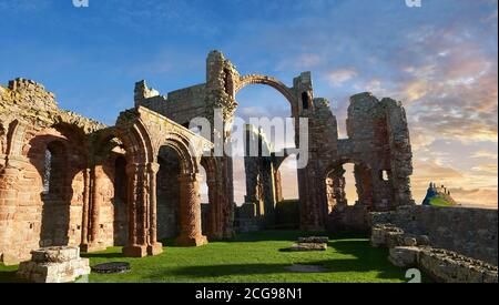 Le rovine romaniche dell'abbazia di Lindisfarne, sassone, che si affaccia sul castello di Lidisfarne, sull'isola Santa, su Lindisfarne, su Northumbria, in Inghilterra Foto Stock