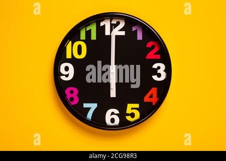 orologio da parete colorato spettacolo sei Foto Stock