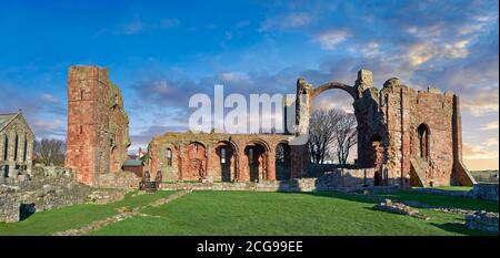 Rovine dell'abbazia romanica di Lindisfarne. Isola Santa, Lindisfarne, Northumbria, Inghilterra Foto Stock