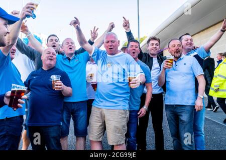 I tifosi del Manchester City Football festeggiano la vittoria del Premier League nella partita finale della stagione 2018-2019 all'Amex Stadium di Brighton, Regno Unito Foto Stock