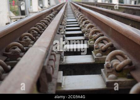 Linea ferroviaria in area urbana Foto Stock