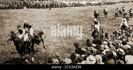 Il vincitore inglese del Derby Spion Kop si avvicina al posto vincente. L'Epsom Derby del 1920 è stata una corsa di cavalli che si è svolta a Epsom Downs il 2 giugno 1920. Era la 141a corsa del Derby ed è stato vinto da Giles Loder's Spion Kop. Il vincitore è stato guidato dal fantino americano Frank o'Neill (in 2 minuti 34.8 secondi). Il cavallo fu addestrato da Peter Gilpin. Il premio in denaro era di £5850. 2° posto è andato ad Archaic, guidato da George Bellhouse, 3° è stato Orpheus guidato da Felix Leach, junior e addestrato da Felix Leach senior. Foto Stock