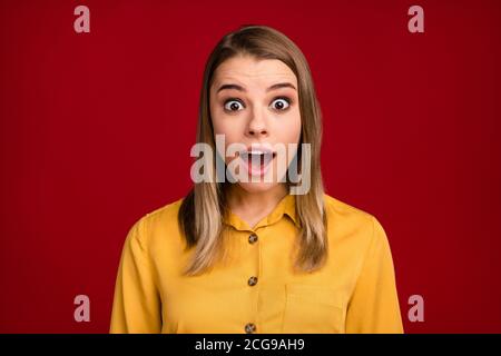 Primo piano ritratto di lei bella bella bella bella bella bella stupita blonde allegra ragazza cheery indossando blusa gialla grande idea reazione isolato sopra Foto Stock