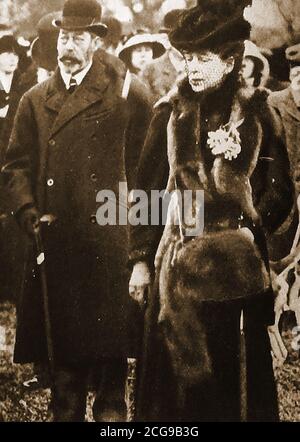 1920 il re britannico George V (George Frederick Ernest Albert) e la regina (Mary of Teck o Victoria Mary Augusta Louise Olga Pauline Claudine Agnes) ad un incontro della West Norfolk Fox Hounds a Sandringham. Foto Stock