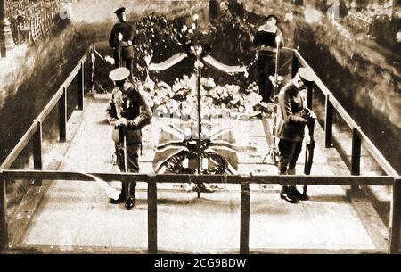 1920 - Abbazia di Westminster - 4 sentinelle militari e 4 coni di cera circondano la tomba del guerriero sconosciuto. Foto Stock