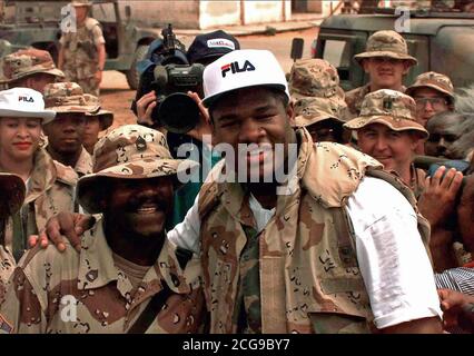 Il pugilato Heavyweight Champion Riddick Bowe ha visitato il Pan African Center e posato per le foto con i soldati della 548th supporto servizio battaglione, i Marines e marinai dal 3° del 11th, ventinove palme e la Somalia Commissione Sportiva. Questa missione è a diretto sostegno di Restore Hope. Foto Stock