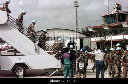 Truppe egiziane, in azzurro delle Nazioni Unite, caschi a piedi verso il basso una serie di scale portatili a aeroporto di Mogadiscio. Il 3 ° Battaglione, quartier generale di brigata di truppe file da un 747 aereo egiziano (non mostrato). Essi sono nel paese per fornire supporto per le Nazioni Unite Task Force che è a sostegno di operazioni ridare speranza in Somalia. Foto Stock