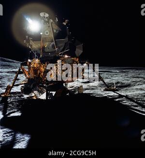 (5 febbraio 1971) --- una vista frontale dell'Apollo 14 Modulo Lunare (LM), che riflette una svasatura circolare causato da un sole brillante, come si vede dai due moon-esplorando gli uomini di equipaggio dell'Apollo 14 atterraggio lunare missione durante la loro prima attività extravehicular (EVA). Foto Stock