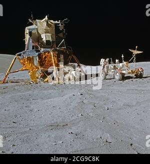 (21 aprile 1972) --- Una vista eccellente del modulo lunare (LM) " Orion " e Lunar veicolo itinerante (LRV), come fotografato da astronauta Charles M. Duca Jr., modulo lunare pilota, durante il primo Apollo 16 attività extravehicular (EVA) al Descartes landing site. Astronauta John W. Young, commander, possono essere visti direttamente dietro la LRV. Foto Stock