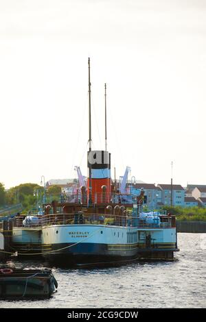 Glasgow, Scozia, Regno Unito. 9 Settembre 2020. Nella foto: Il piroscafo a pale Waverley è tornato oggi a Glasgow in seguito ad una collisione con il molo di Brodick sull'isola di Arran il 3 settembre. Secondo quanto riferito, 17 persone sono state ferite all'epoca. Si ritiene che 213 passeggeri e 26 equipaggi siano stati a bordo al momento della collisione. La prua della nave mostra chiaramente danni, tra cui crepe e fibbie allo scafo. Non è chiaro se la vaporiera a pale deve essere riparata mentre si trova a Glasgow. Credit: Colin Fisher/Alamy Live News Foto Stock