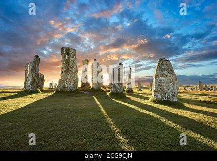 Calanais Stones in piedi cerchio centrale di pietra, al tramonto, eretto tra il 2900-2600BC che misura 11 metri di larghezza. Al centro dell'anello si trova un hu Foto Stock