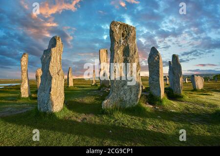 Calanais Standing Stones pietra centrale, al tramonto, cerchio eretto tra 2900-2600BC misura 11 metri di larghezza. Al centro dell'anello si erge un hu Foto Stock