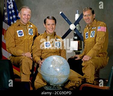 (Agosto 1973) --- questi tre uomini sono il primo equipaggio per la Skylab 4 missione. Nella foto nel loro volo adatto con un mondo e un modello di Skylab space station sono, da sinistra a destra, astronauta Gerald P. Carr, comandante; scienziato-astronauta Edward G. Gibson, scienza pilota e astronauta William R. Pogue, pilota. Foto Stock