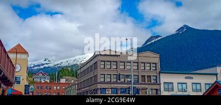 montagna e una città in ketchikan alaska Foto Stock